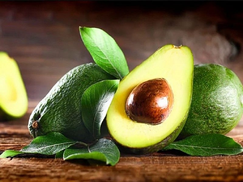 Bơ là thực phẩm giàu chất béo không bão hòa đơn, đồng thời cung cấp vitamin E, chất xơ và nhiều hợp chất thực vật
