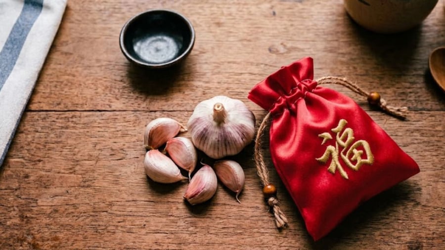 Tỏi được xem là vật phẩm có tác dụng xua đuổi xui xẻo.