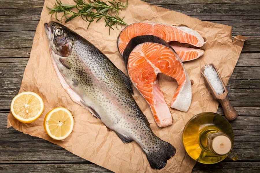 Cá hồi, cá thu, cá mòi hay cá trích là những nguồn thực phẩm giàu chất béo omega-3. 