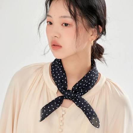 Một chiếc khăn họa tiết có thể kết hợp với blazer, cardigan, áo len mỏng hoặc trench coat. 