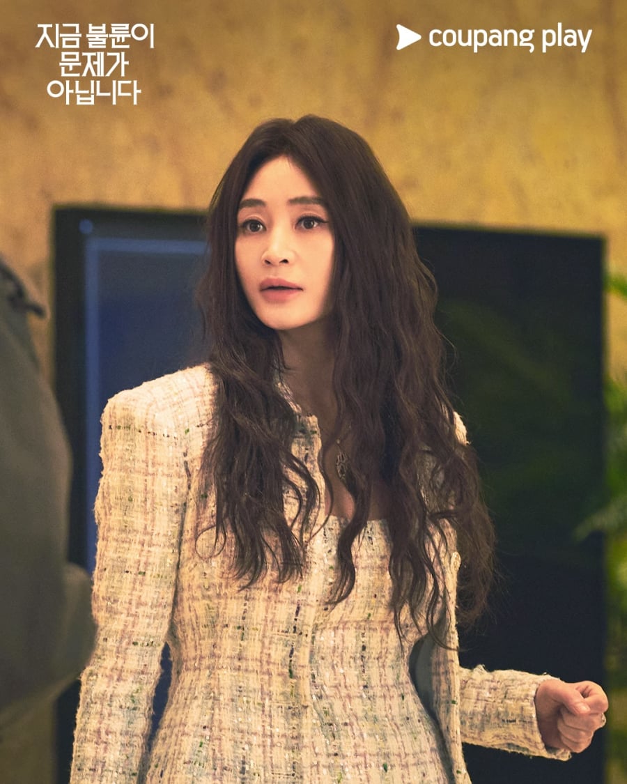 Kyung Hee xuất hiện với nhiều phong cách khác nhau, từ những bộ váy nổi bật, trang phục tweed mang tinh thần sang trọng