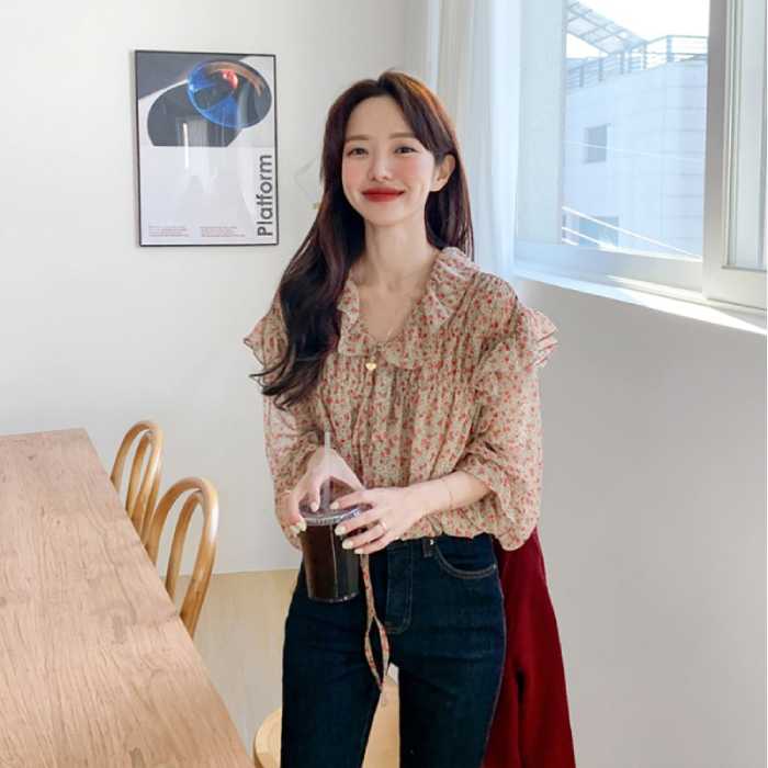 Nếu chất liệu là yếu tố tạo nên vẻ mềm mại thì những đường xếp nếp, bèo nhún hay phần tay bồng chính là chi tiết giúp blouse voan trở nên nổi bật.