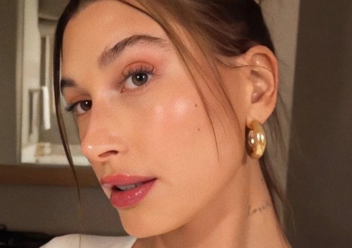 Một trong những hình ảnh thường được nhắc đến khi nói về thói quen làm đẹp của Hailey Bieber là những lần cô sử dụng mặt nạ thạch.