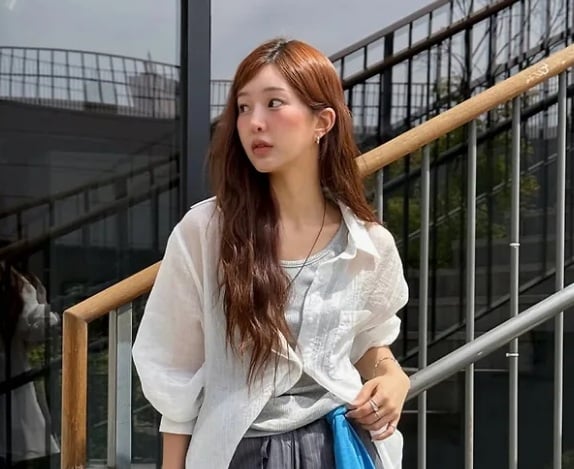Nên ưu tiên sơ mi linen, cotton mỏng hoặc poplin để trang phục vẫn nhẹ nhàng trong thời tiết nóng.