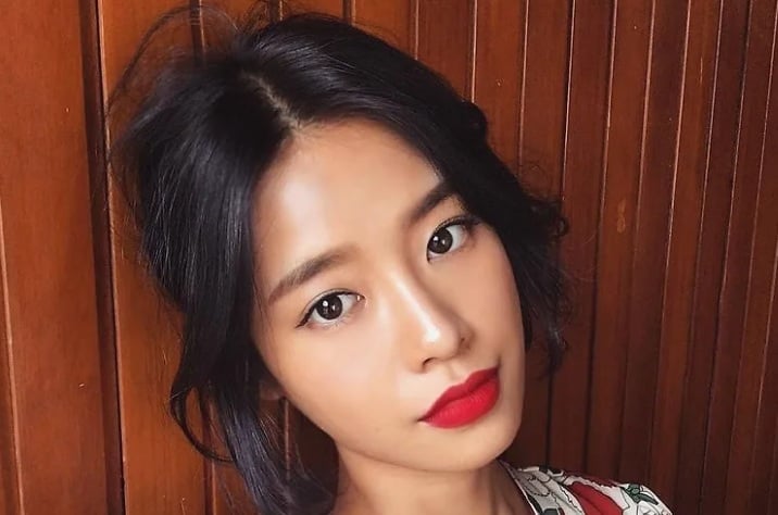Hiệu ứng bắt sáng vừa phải giúp bề mặt da trông căng khỏe, đồng thời tạo cảm giác gương mặt có sức sống hơn.