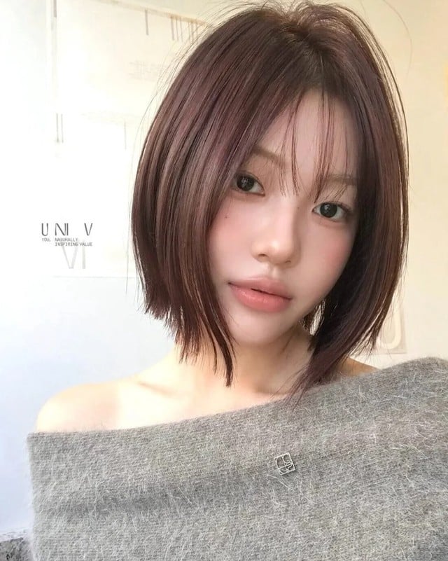  Màu có nền khá trầm, nhưng dưới ánh sáng vẫn ánh lên sắc cà phê nhẹ, giúp mái tóc có chiều sâu mà không quá nổi bật.