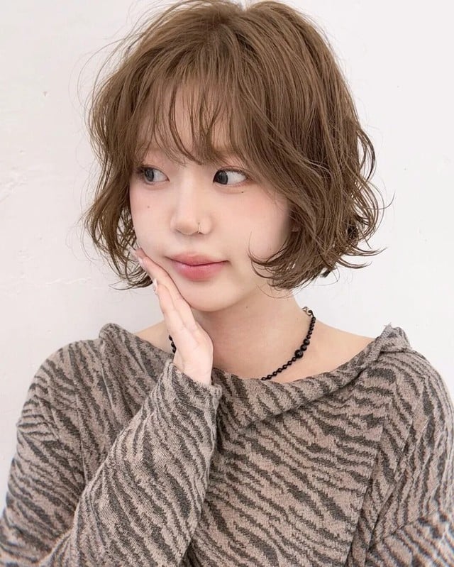 Để màu phai vẫn đẹp, có thể định hướng nền màu về nâu beige hoặc trà sữa thay vì nâng quá sáng. 