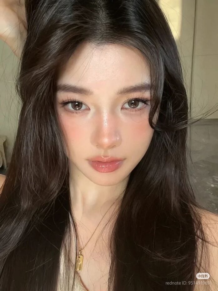 Thay vì chọn sản phẩm có độ che phủ quá cao, nên ưu tiên kết cấu mỏng, tiệp da và vẫn giữ được vẻ rạng rỡ tự nhiên.