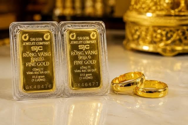 Mở cửa phiên giao dịch, giá vàng miếng SJC được niêm yết ở mức 140,3 - 143,3 triệu đồng/lượng (mua vào - bán ra), giảm 1 triệu đồng/lượng ở cả hai chiều so với phiên liền trước.    