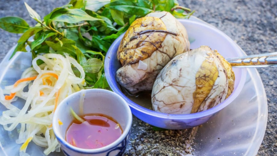 Nên ăn trứng vịt lộn vào buổi sáng hoặc buổi trưa.
