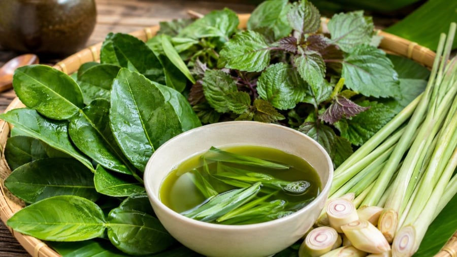 Gội đầu nước lá là phương pháp truyền lại theo kinh nghiệm dân gian