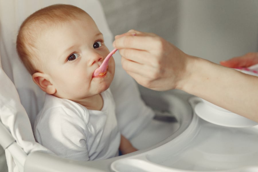 Ưu tiên công thức mát, dễ tiêu hóa để bảo vệ con trước nguy cơ khó tiêu, táo bón. Ảnh: magnific