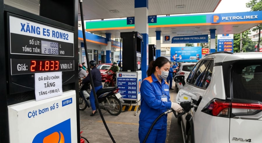 Giá xăng đồng loạt tăng từ 15h ngày 20/8, trong đó E5 RON92 tăng 598 đồng/lít và E10 RON95-III tăng 549 đồng/lít.