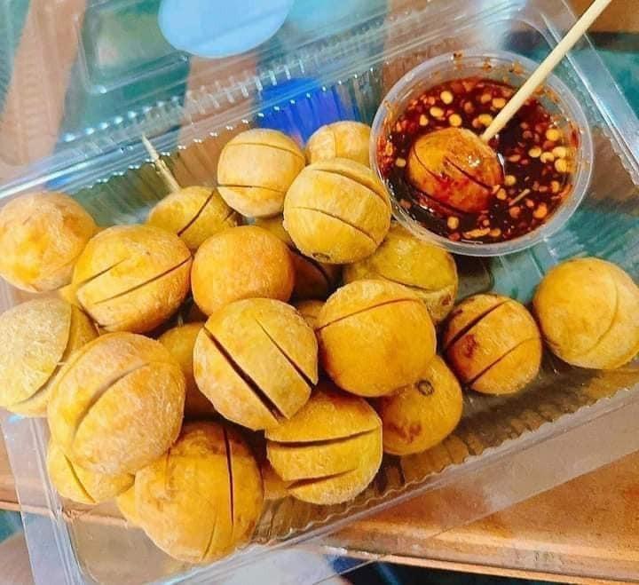 Sấu chín dầm chua ngọt, cay nhẹ là món quà vặt được nhiều người yêu thích khi thu về.