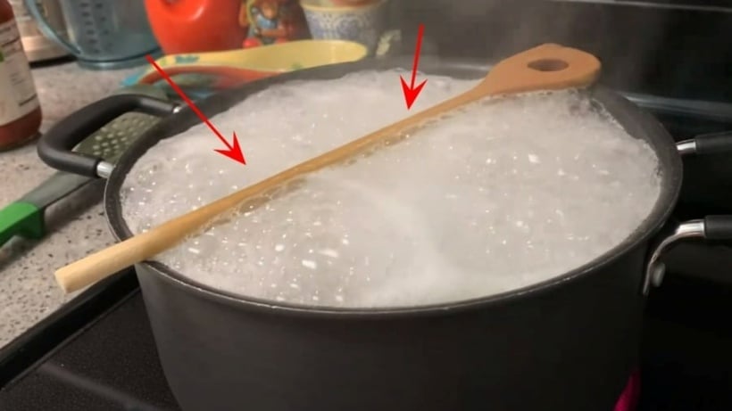 Trong quá trình nấu ăn, chắc hẳn không ít người từng gặp cảnh nước trong nồi đang sôi bỗng sủi bọt mạnh rồi trào ra bếp.