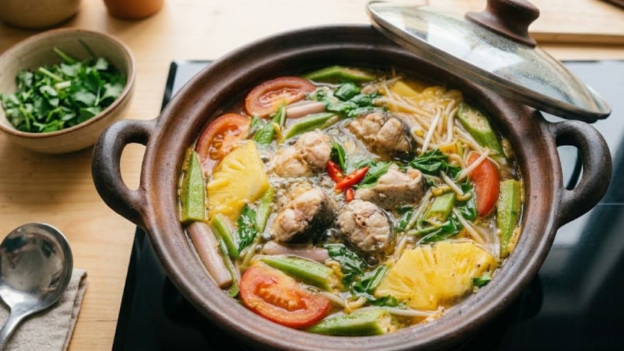Khi cho cá vào nồi nước lạnh rồi mới bật bếp, quá trình tăng nhiệt từ từ sẽ khiến các chất gây tanh trên bề mặt cá không đông tụ ngay mà hòa vào nước, khiến mùi tanh trở nên rõ hơn.