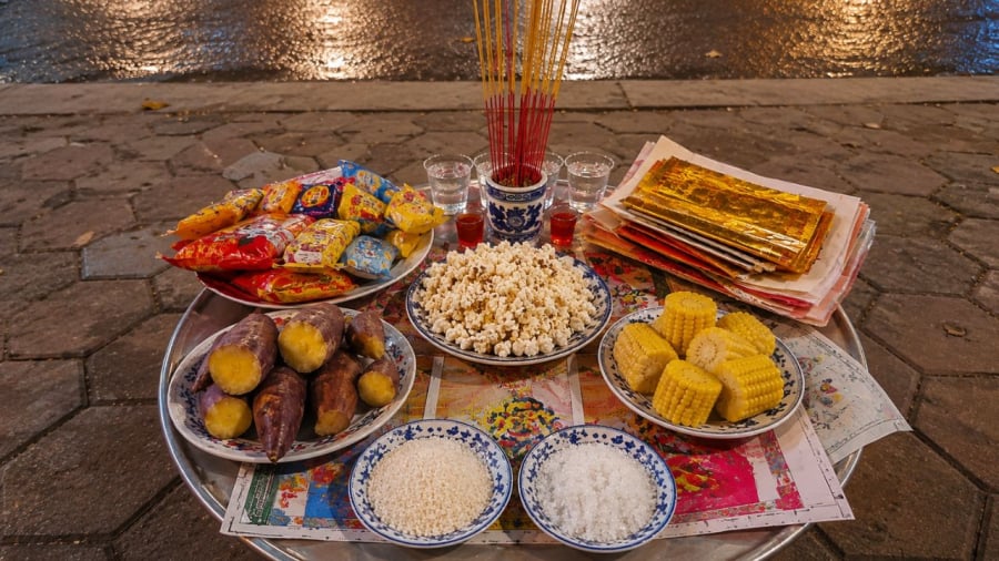Muối và gạo là những vật phẩm không thể thiếu trong mâm cúng cô hồn.