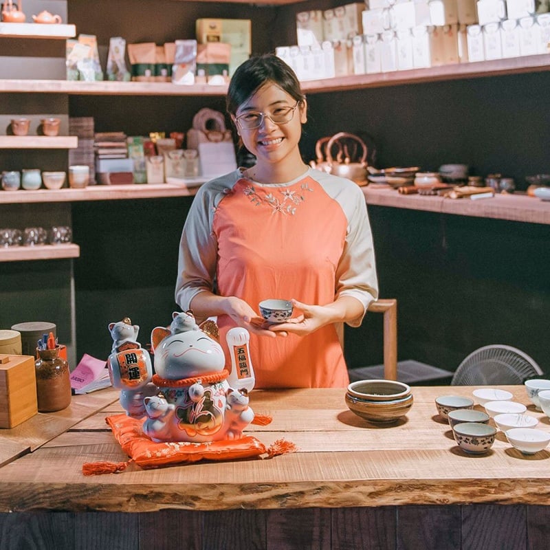 Với cửa hàng, có thể hướng tượng về phía cửa ra vào để tạo ý nghĩa chào đón khách và đón tài lộc. Với nhà ở, có thể hướng vào không gian phòng khách nếu cách này giúp bố cục đẹp mắt và thuận tiện hơn.    