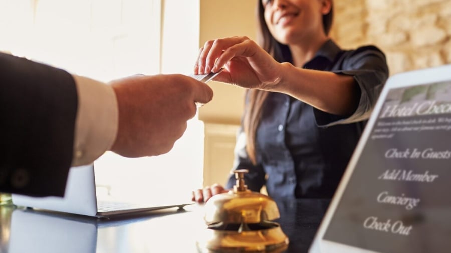 Vì sao khách sạn chỉ cho nhận phòng lúc 14 giờ, phải trả phòng trước 12 giờ?