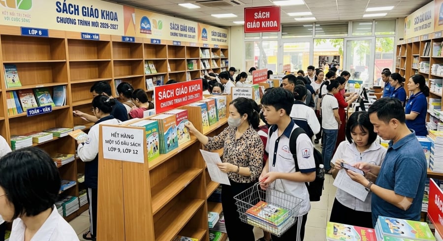 Phụ huynh tìm mua sách giáo khoa trước thềm năm học mới trong bối cảnh nguồn cung một số đầu sách đang khan hiếm.