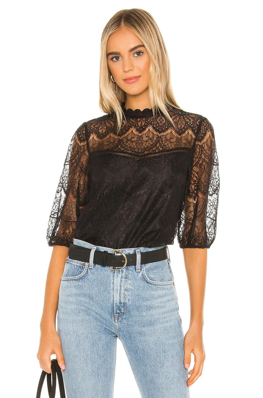 Áo ren phối quần jeans là công thức đơn giản, dễ ứng dụng, phù hợp với nhiều hoàn cảnh từ dạo phố đến gặp gỡ bạn bè.