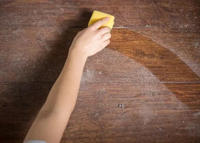 Thời tiết nồm ẩm, mưa nhiều hoặc độ ẩm trong nhà tăng cao là điều kiện lý tưởng để nấm mốc phát triển. 