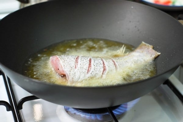 Phủ chút bột mì lên rán cá