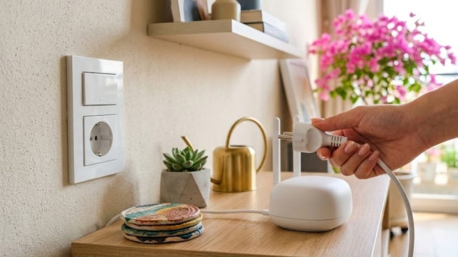 Bạn nên rút phích cắm của một số thiết bị điện có giá trị cao, không cần sử dụng đến trong những thời điểm có mưa bão lớn.