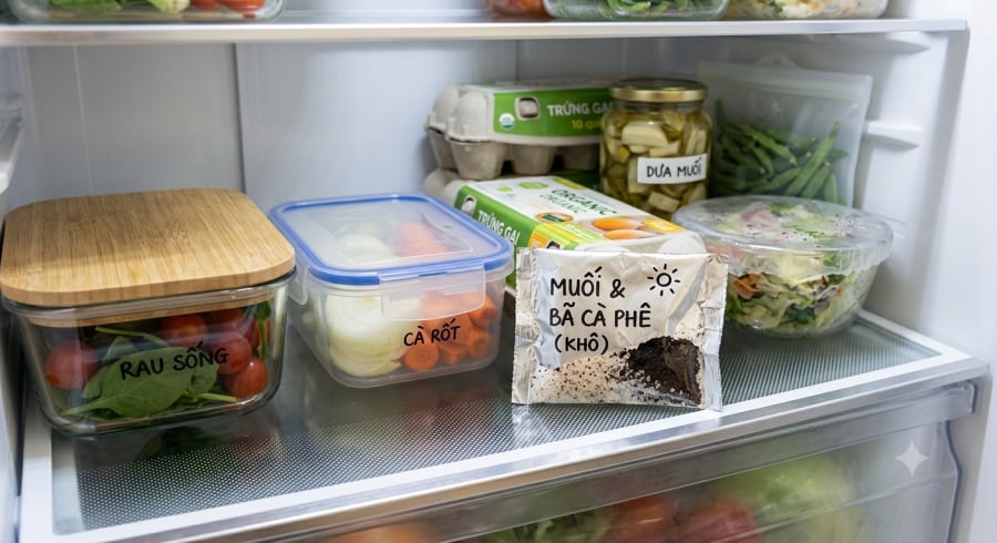 Một ít muối và bã cà phê khô có thể được tận dụng để hỗ trợ giảm mùi khó chịu trong tủ lạnh.
