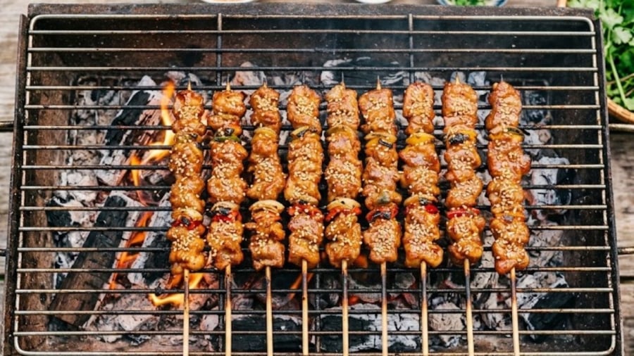 Khi nướng thịt bằng than, bạn cần chú ý chọn loại than, giữ khoảng cách hợp lý, chờ nhiệt độ ổn định... để hạn chế tình trạng thịt bị cháy khét, sinh ra các chất có hại cho sức khỏe.