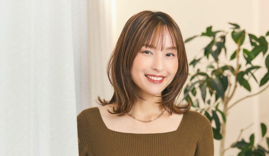 Layer kiểu Nhật tạo những chuyển động nhẹ quanh khuôn mặt, giúp tóc ngang vai trông mềm mại và bớt nặng nề.