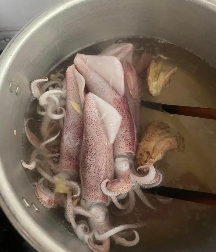 Thêm vài lát gừng để mực thơm và giảm mùi tanh    