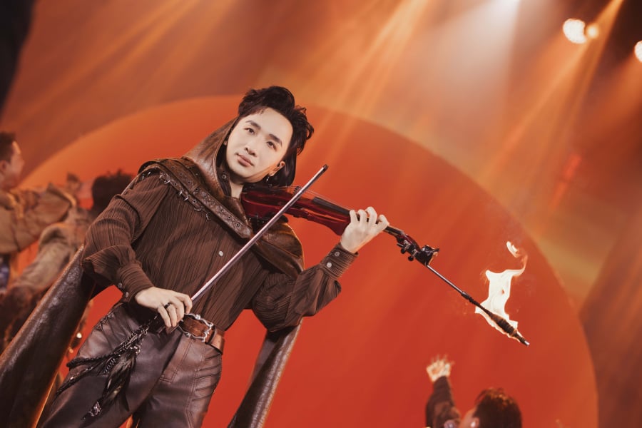 Hoàng Rob xuất hiện trên sân khấu với cây violin tạo điểm nhấn cho phần kết của tiết mục.