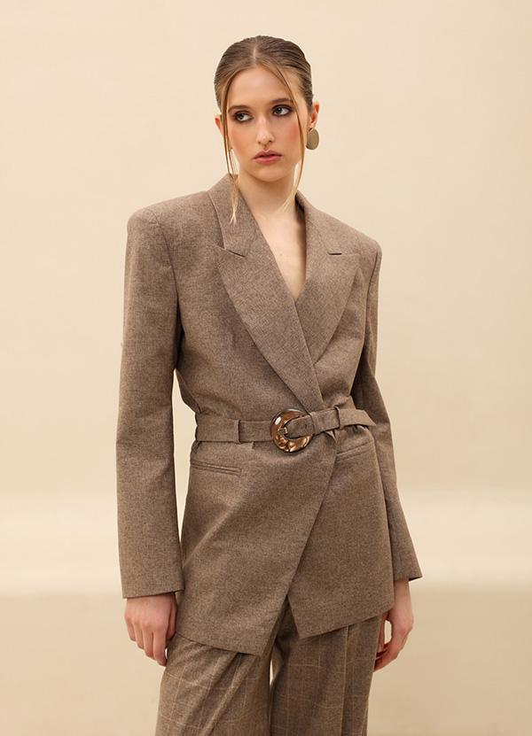 Blazer nâu chocolate thắt đai giúp định hình vòng eo, tạo diện mạo thanh lịch và sang trọng cho những ngày đầu thu.