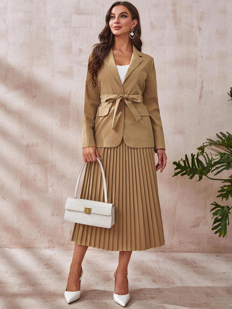 Kết hợp blazer thắt eo cùng chân váy midi và phụ kiện tối giản là công thức đơn giản để chị em ghi điểm với phong cách nữ tính, có gu.