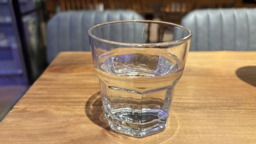 Nước đun sôi để nguội cần được bảo quản đúng cách để tránh vi khuẩn xâm nhập trở lại.