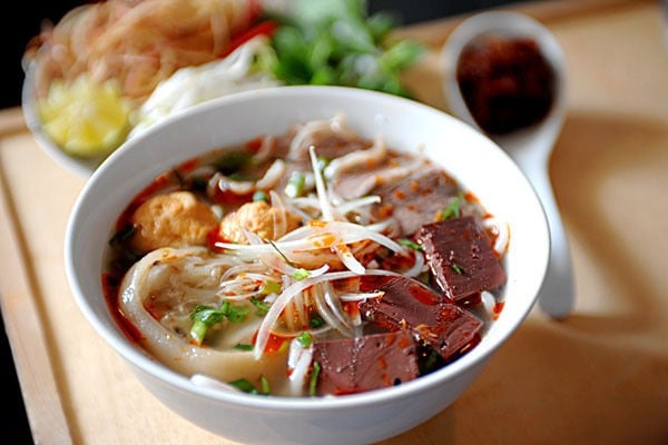 Mắm ruốc là một trong những thành phần tạo nên hương vị đặc trưng của bún bò Huế.