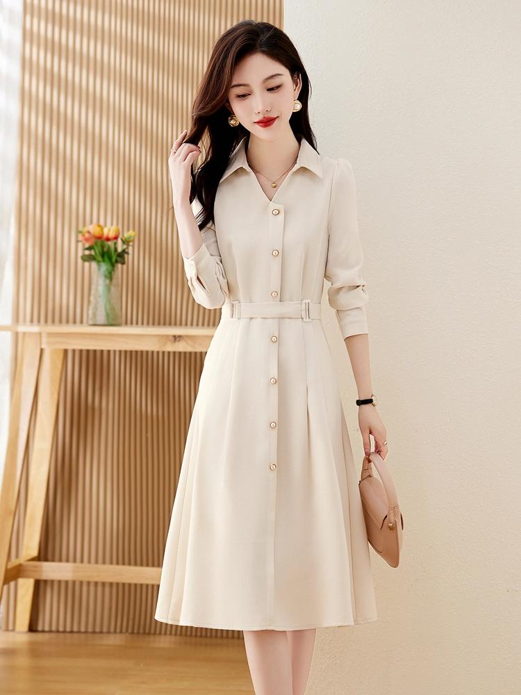 Váy sơ mi dáng midi kết hợp sự chỉn chu của áo sơ mi với nét nữ tính, trở thành món đồ công sở có thể mặc quanh năm.