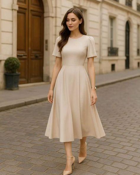 Váy chữ A gam màu be, kem là lựa chọn dễ mặc, giúp quý cô công sở giữ vẻ thanh lịch và nhẹ nhàng trong những ngày thu.