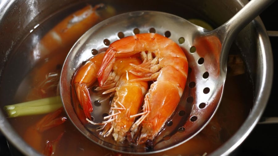 Bạn không nên cho tôm vào nồi từ khi nước còn lạnh.