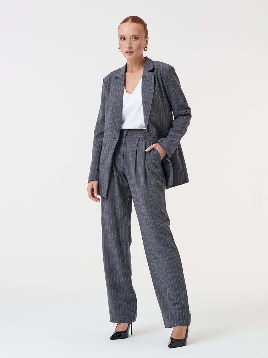 Phối quần âu sọc dọc cùng blazer là công thức đơn giản để có diện mạo chỉn chu, sang trọng.