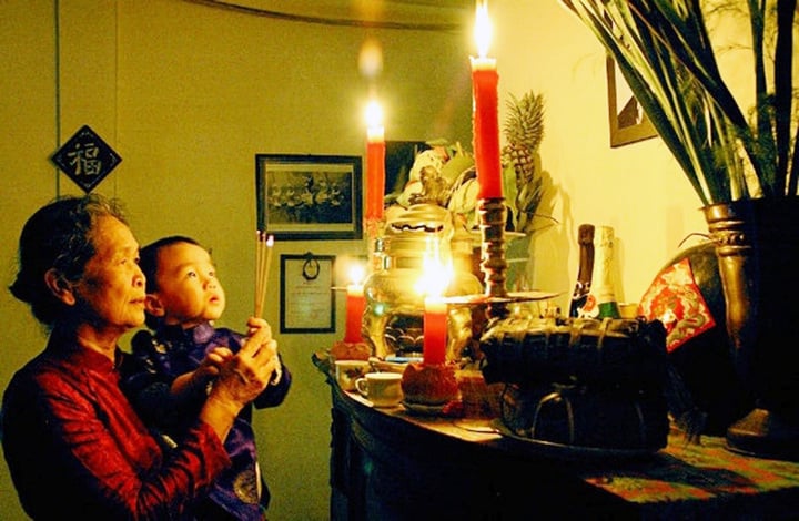 Người Việt từ lâu đã duy trì tín ngưỡng thờ Phật, thờ Thần và tưởng nhớ tổ tiên, ông bà trong gia đình.