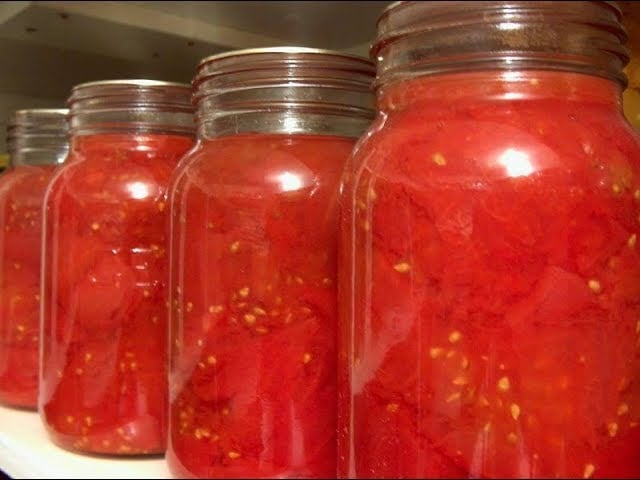 Làm sốt cà chua rồi chia nhỏ để trữ    
