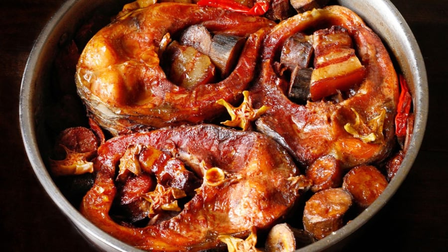 Kho cá với một số nguyên liệu có vị chua như khế chua, dứa, quả chay... để cá nhanh nhừ, khử mùi tanh.