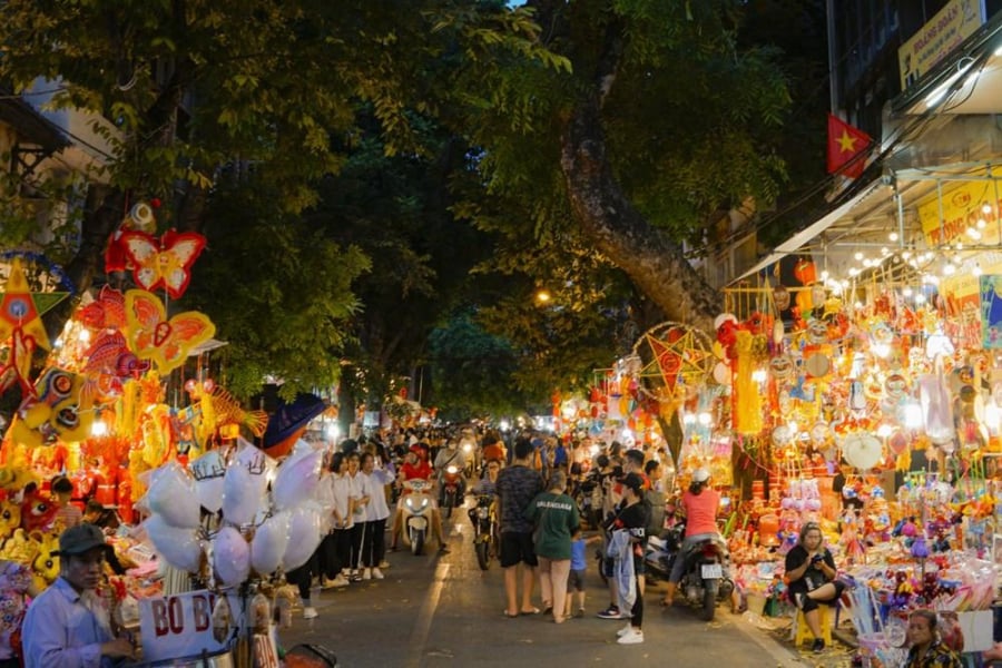 Phố Hàng Mã rực rỡ sắc màu trước thềm Trung thu 2026, với đèn lồng, đầu lân và đồ chơi truyền thống được bày kín hai bên đường.