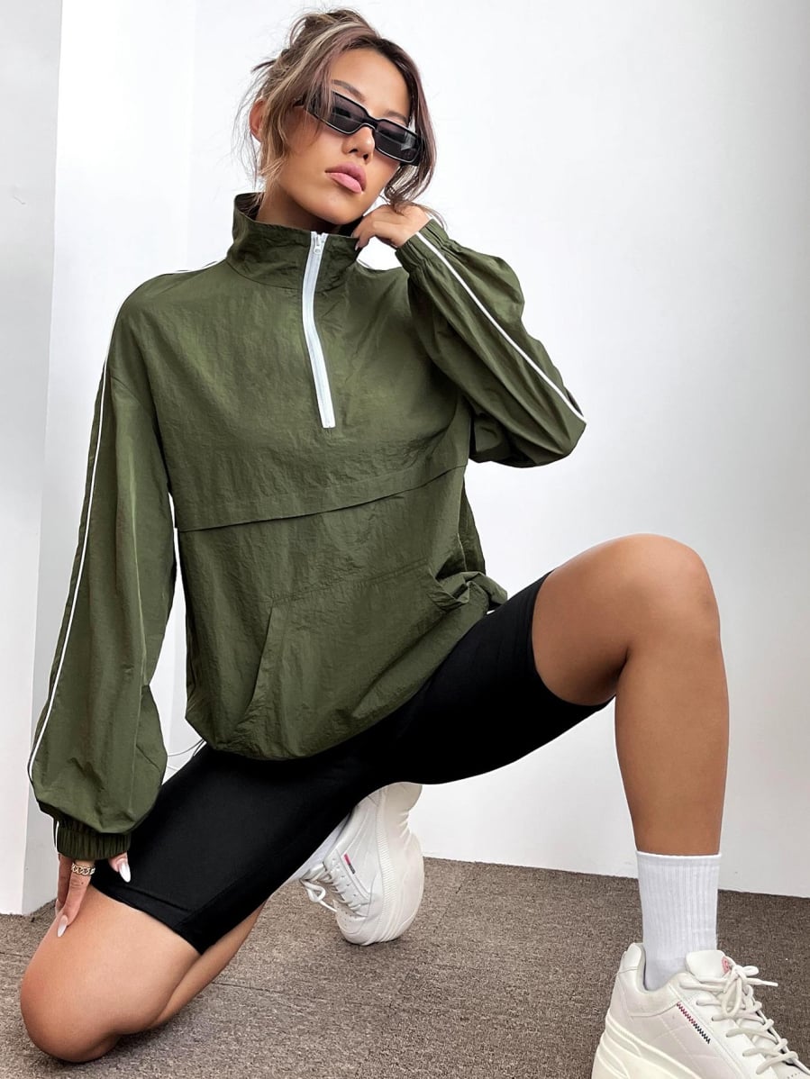 Áo khoác cổ ống oversized phối cùng biker shorts mang đến vẻ ngoài năng động, khỏe khoắn và cá tính cho những ngày giao mùa.