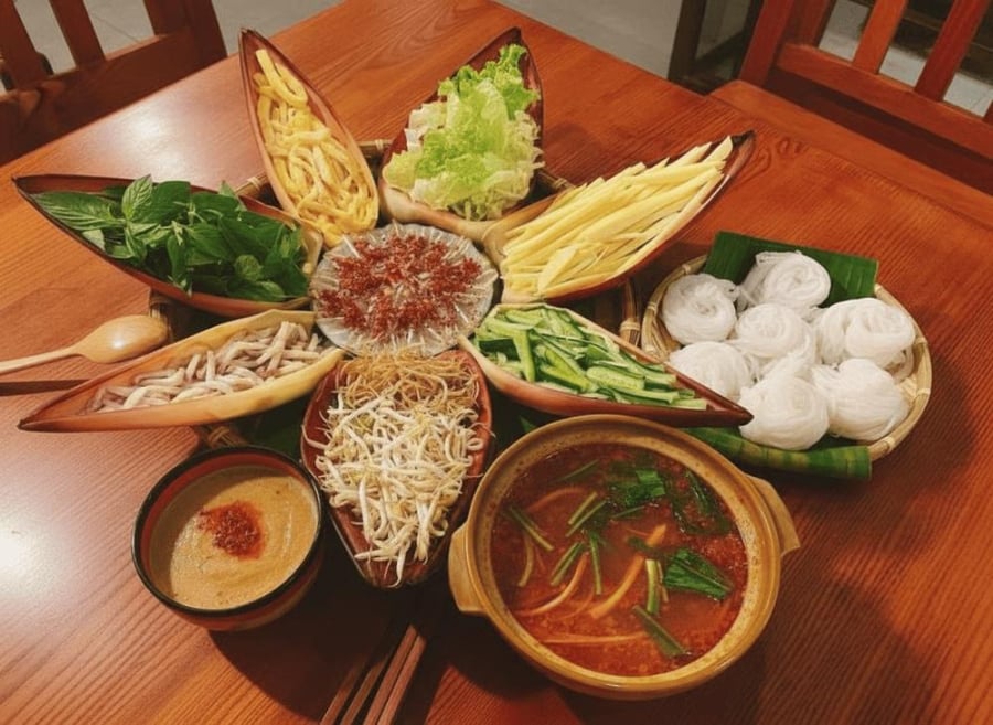 Nước dùng lẩu thả có vị ngọt thanh, kết hợp cà chua và dứa tạo vị chua nhẹ.
