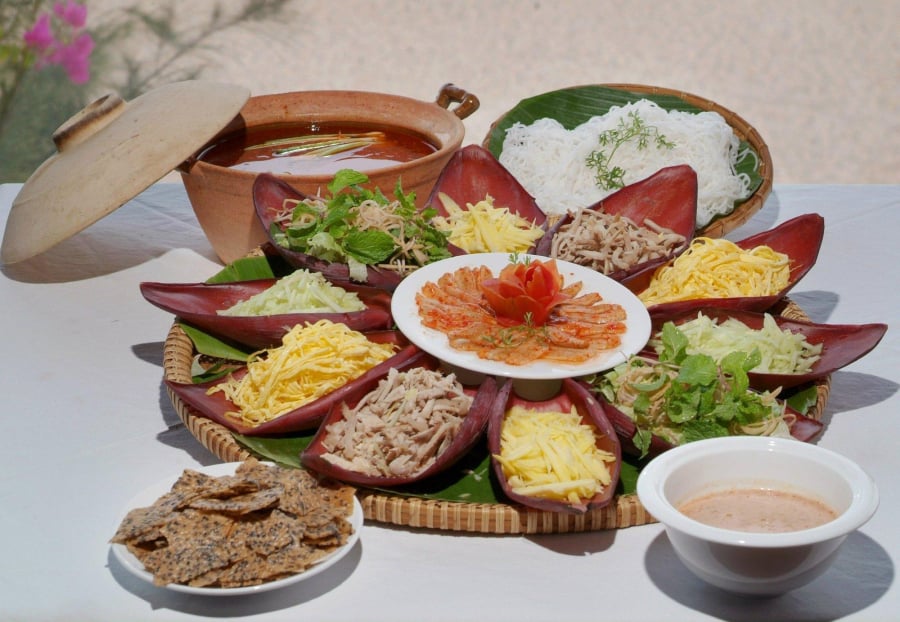 Lẩu thả hấp dẫn bởi nồi nước dùng nóng hổi cùng mâm nguyên liệu được bày đẹp mắt.