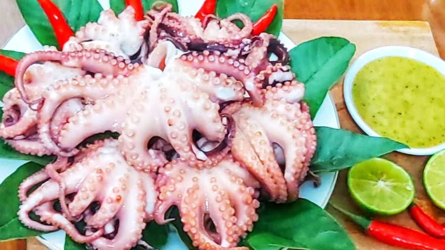 Bạch tuộc sau khi luộc có thể dùng nóng hoặc để nguội đều ngon, chấm cùng muối ớt xanh, muối tiêu chanh hoặc nước mắm gừng đều rất hợp.