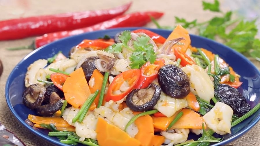 Mực xào nấm    